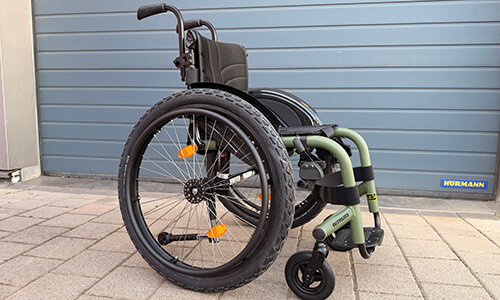 Individuell angepasster Rollstuhl mit speziellen Anpassungen für Rehabilitation und Mobilitätsunterstützung