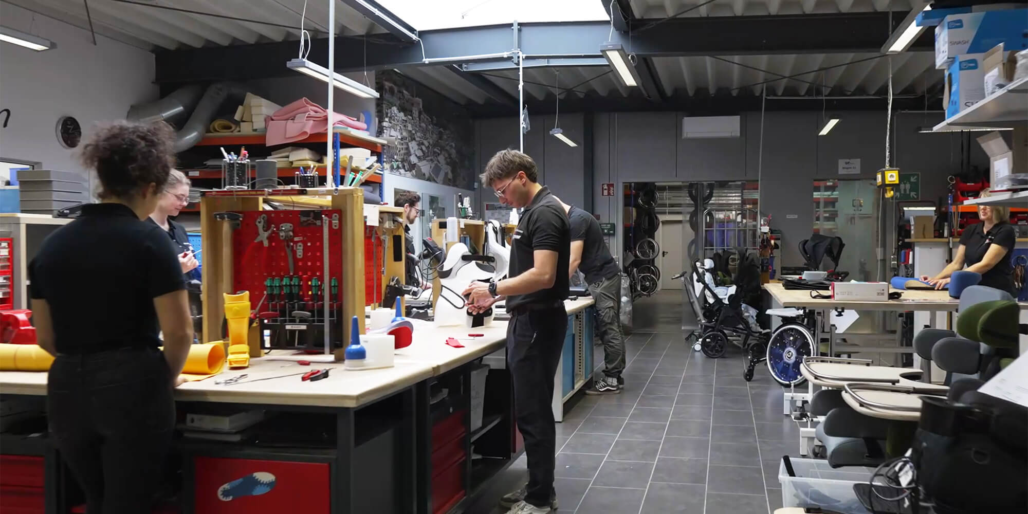 Empfangsbereich eines Orthopädietechnik-Unternehmens mit barrierefreiem Zugang, Informationstresen, Sitzgelegenheiten und gut beleuchteter, übersichtlicher Raumgestaltung